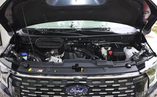 Λευκό Ford Transit Μίνι λεωφορείο 15 θέσεων Jiangling 10 θέσεων Μίνι λεωφορείο 7