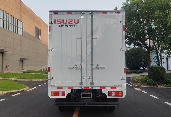 93KW 126HP Απομονωμένο φορτηγό Isuzu Cargo Απομονωμένο Tipper λευκό 1