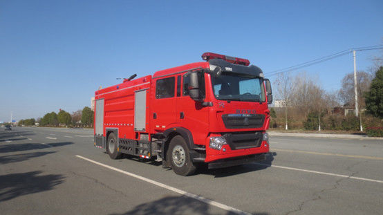 SINOTRUK 8000 λίτρων δεξαμενή νερού πυροσβεστικό φορτηγό 6 θέσεις πίσω κίνηση ντίζελ 4 × 2 χειροκίνητο κιβώτιο ταχυτήτων 0