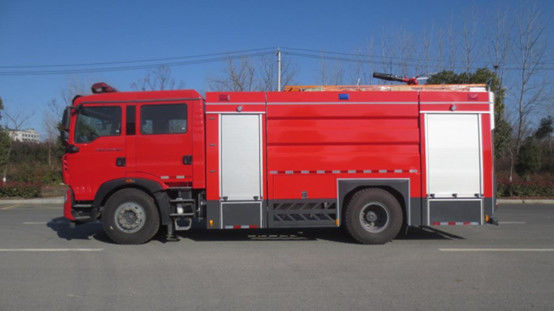 SINOTRUK 8000 λίτρων δεξαμενή νερού πυροσβεστικό φορτηγό 6 θέσεις πίσω κίνηση ντίζελ 4 × 2 χειροκίνητο κιβώτιο ταχυτήτων 1