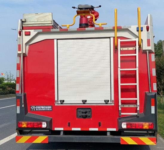 SINOTRUK 8000 λίτρων δεξαμενή νερού πυροσβεστικό φορτηγό 6 θέσεις πίσω κίνηση ντίζελ 4 × 2 χειροκίνητο κιβώτιο ταχυτήτων 2