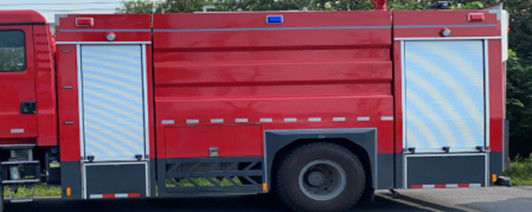 SINOTRUK 8000 λίτρων δεξαμενή νερού πυροσβεστικό φορτηγό 6 θέσεις πίσω κίνηση ντίζελ 4 × 2 χειροκίνητο κιβώτιο ταχυτήτων 3
